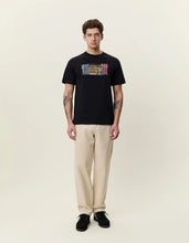 Laden Sie das Bild in den Galerie-Viewer, Les Deux Market T Shirt - Black