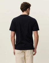 Laden Sie das Bild in den Galerie-Viewer, Les Deux Market T Shirt - Black