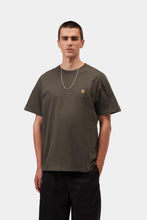 Cargar imagen en el visor de la galería, Carhartt WIP S/S Chase T-Shirt Shungite Gold on figure