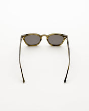 Laden Sie das Bild in den Galerie-Viewer, Monokel River Olive Demi - Grey Solid Lens