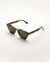 Laden Sie das Bild in den Galerie-Viewer, Monokel River Olive Demi - Grey Solid Lens