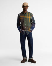 Laden Sie das Bild in den Galerie-Viewer, Barbour Oversized Tartan Dunoon Tailored Shirt - Classic Tartan