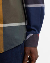 Laden Sie das Bild in den Galerie-Viewer, Barbour Oversized Tartan Dunoon Tailored Shirt - Classic Tartan