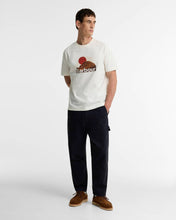 Laden Sie das Bild in den Galerie-Viewer, Barbour Wadsworth Relaxed Graphic T-Shirt - Whisper White