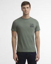 Laden Sie das Bild in den Galerie-Viewer, Barbour Setter Graphic Tailored T-Shirt Agave Green front