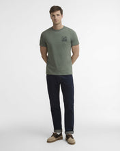 Laden Sie das Bild in den Galerie-Viewer, Barbour Setter Graphic Tailored T-Shirt Agave Green styled