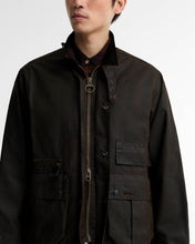 Laden Sie das Bild in den Galerie-Viewer, Barbour Modified Ursula Waxed Jacket Dark Brown collar detail