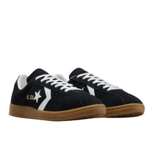 Load image into Gallery viewer, Classic Trainer Suede - Black / White Gum