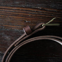 Laden Sie das Bild in den Galerie-Viewer, 1 1/4" Camp Belt | Antique Brass - Dark Brown