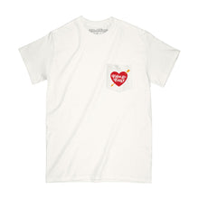 Cargar imagen en el visor de la galería, Camiseta con bolsillo de corazón y flecha - Coco