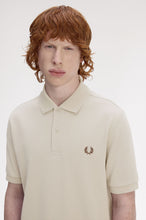 Load image into Gallery viewer, Fred Perry Tennis Shirt M6000 - Warm Oat / Burnt Tobacco