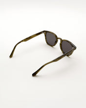 Laden Sie das Bild in den Galerie-Viewer, River Olive Demi - Grey Solid Lens