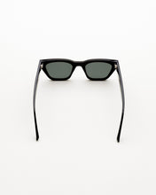 Laden Sie das Bild in den Galerie-Viewer, Memphis Black - Green Solid Lens
