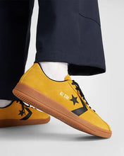 Load image into Gallery viewer, Classic Trainer Suede - Yellow / Black Gum