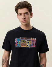 Laden Sie das Bild in den Galerie-Viewer, Les Deux Market T Shirt - Black
