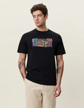 Laden Sie das Bild in den Galerie-Viewer, Les Deux Market T Shirt - Black
