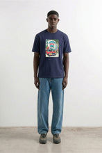 Laden Sie das Bild in den Galerie-Viewer, Edmmond Studios Retrospectiva Tee Navy
