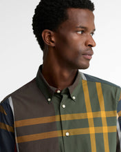 Laden Sie das Bild in den Galerie-Viewer, Barbour Oversized Tartan Dunoon Tailored Shirt - Classic Tartan

