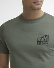 Laden Sie das Bild in den Galerie-Viewer, Barbour Setter Graphic Tailored T-Shirt Agave Green detail
