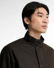 Laden Sie das Bild in den Galerie-Viewer, Barbour Modified Ursula Waxed Jacket Dark Brown pocket detail
