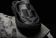 Laden Sie das Bild in den Galerie-Viewer, Malibu Sandals Thunderbird Black Vegan Leather on foot
