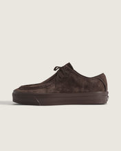 Laden Sie das Bild in den Galerie-Viewer, Vans LX Carver Low in dark brown suede - side profile
