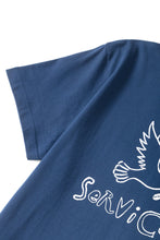 Laden Sie das Bild in den Galerie-Viewer, Service Works Dove Tee Navy detail
