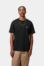 Laden Sie das Bild in den Galerie-Viewer, Carhartt WIP Chase T-Shirt - Black / Gold
