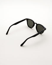 Laden Sie das Bild in den Galerie-Viewer, River Black - Green Solid Lens
