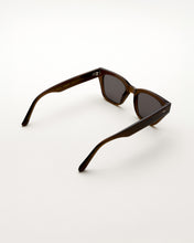 Laden Sie das Bild in den Galerie-Viewer, Memphis Chocolate - Grey Solid Lens
