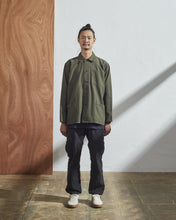 Load image into Gallery viewer, 3001 Buttoned Overshirt - Vine Green
